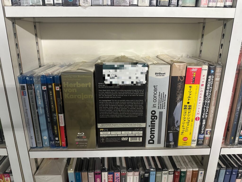 レコード店の棚に並ぶCDやDVD、Blu-rayの在庫