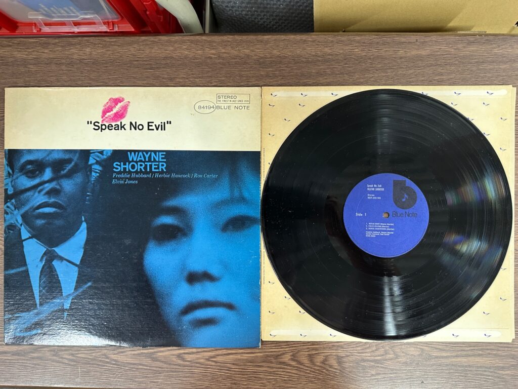 ウェイン・ショーターのLP「Speak No Evil」のジャケットとレコード盤