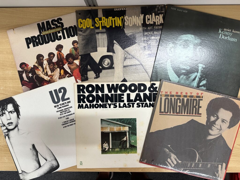 ロックやジャズのLPジャケットが並ぶレコードの束
