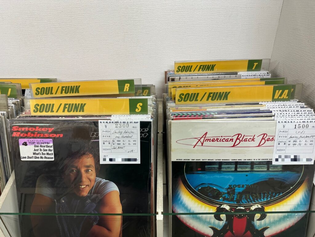 レコードショップのソウル/ファンク売り場に並ぶLPレコードと価格札