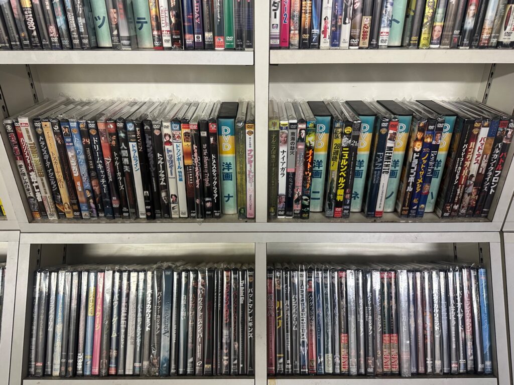 DVDが棚にぎっしり並んだ店内の在庫棚