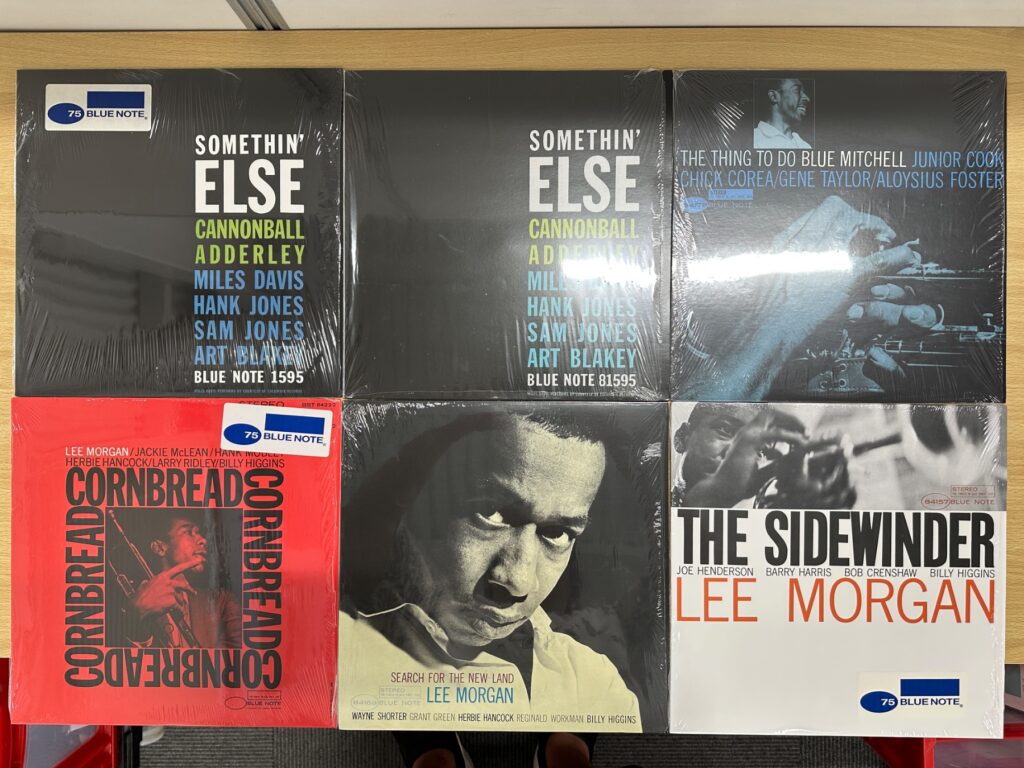 Blue NoteのジャズLPが並ぶコレクション。Lee MorganやCannonball Adderleyなどの復刻盤が見える