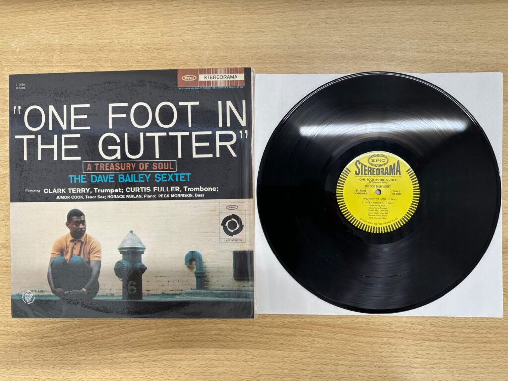 Dave Bailey SextetのLP「One Foot in the Gutter」のジャケットとレコード盤