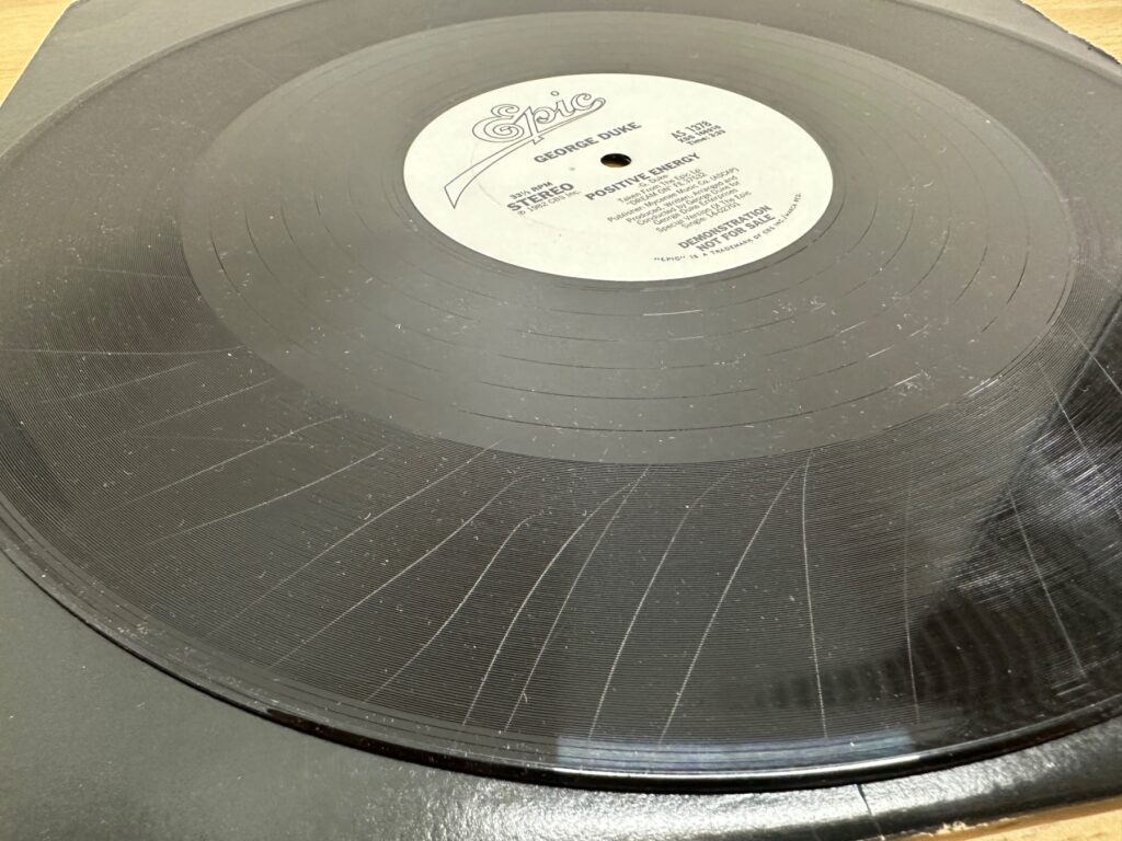 傷やスレが目立つジョージ・デューク「Positive Energy」の見本盤レコード。「DEMONSTRATION NOT FOR SALE」の表示あり