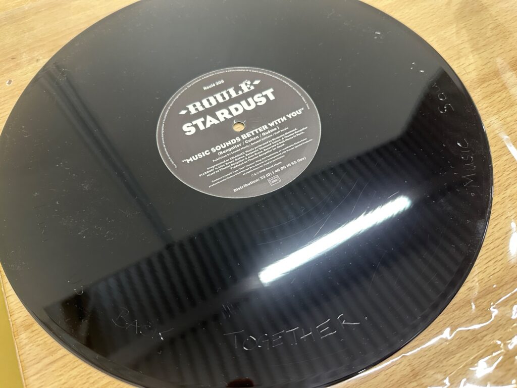 STARDUST「MUSIC SOUNDS BETTER WITH YOU」の12インチ盤。盤面に傷と「TOGETHER」の書き込みがある。