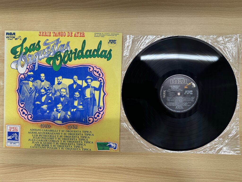 『Las Orquestas Olvidadas（TA-4802）』のジャケットと黒いLPレコード