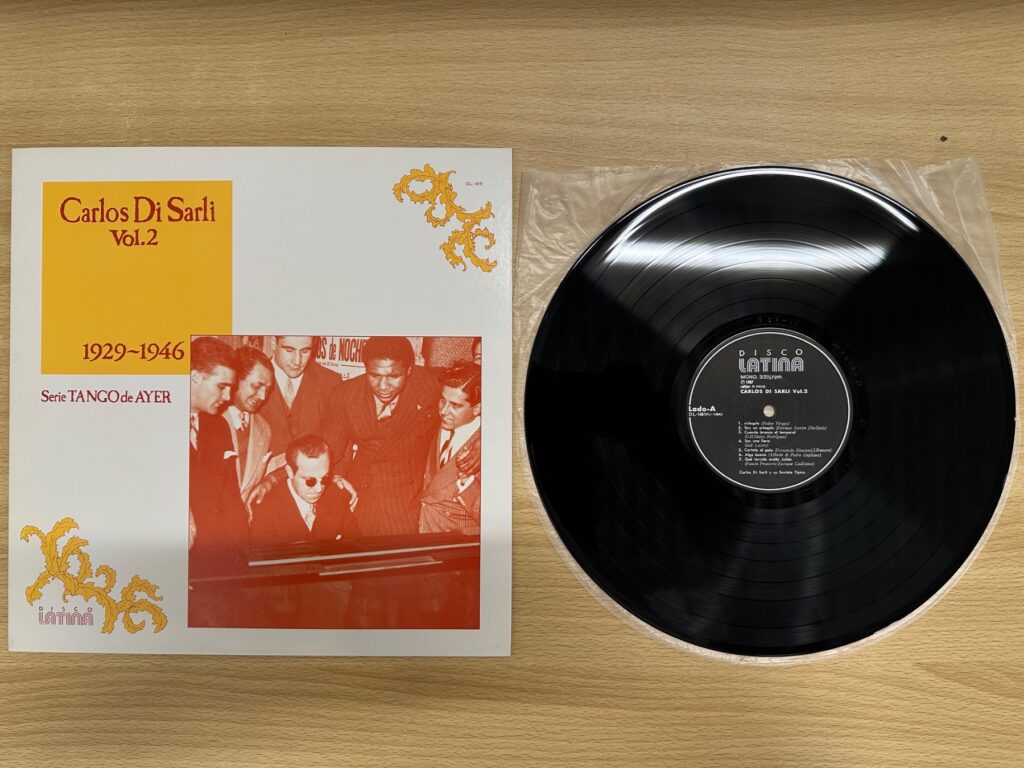 Carlos Di Sarli Vol.2（1929～1946）のジャケットと黒いLP盤