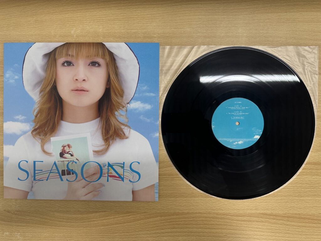 「SEASONS」と書かれたジャケットと、青いレーベルの12インチレコード