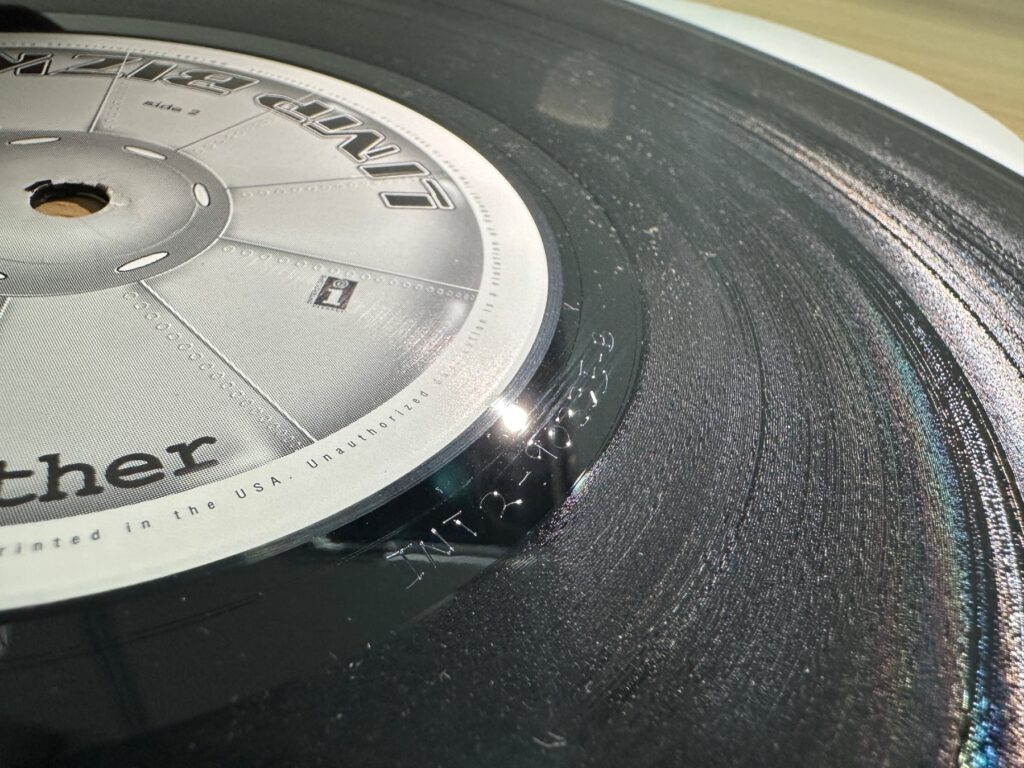 レコード盤のレーベルと盤面の拡大写真