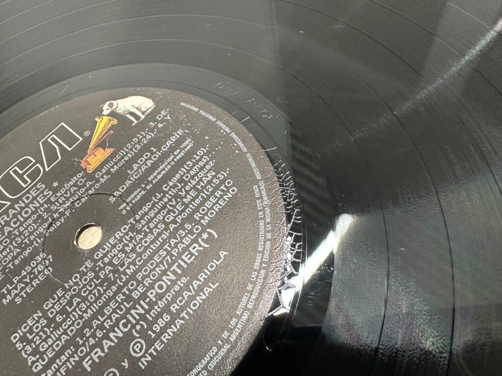 アルゼンチンタンゴのLPレコード盤と、楽団名や曲目が印刷されたラベルのクローズアップ