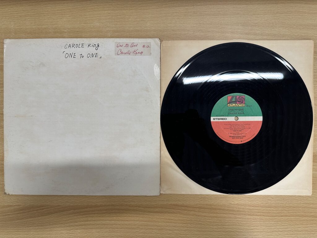 Carole King『One To One』のプロモ盤(PR427)のジャケットとレコード盤面、生産用見本のラベル