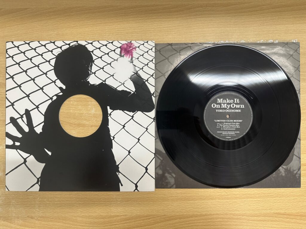 荻野目洋子「Make It On My Own」のジャケットと、限定クラブミックス盤のアナログレコード