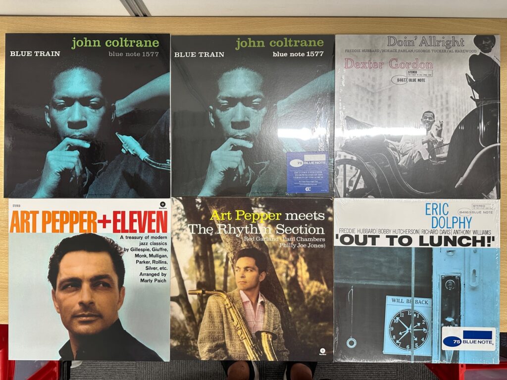ジャズのLPジャケット6枚。Blue Noteの名盤やArt Pepper、Dexter Gordonなどが並ぶ。