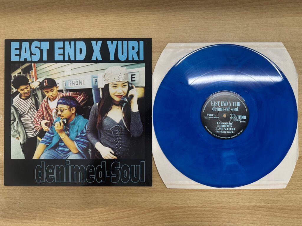 EAST END×YURI『denim-ed soul』のジャケットと青いレコード盤