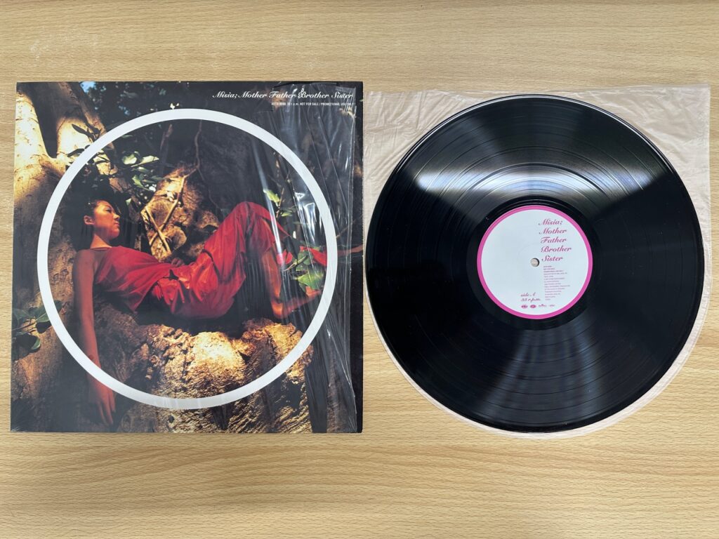 MISIA『Mother Father Brother Sister』のプロモーション用レコード。ジャケットと盤面が並べられている