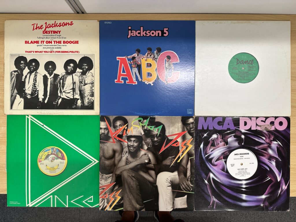 洋楽のレコードジャケットと12インチ盤6枚を並べたコレクションの写真