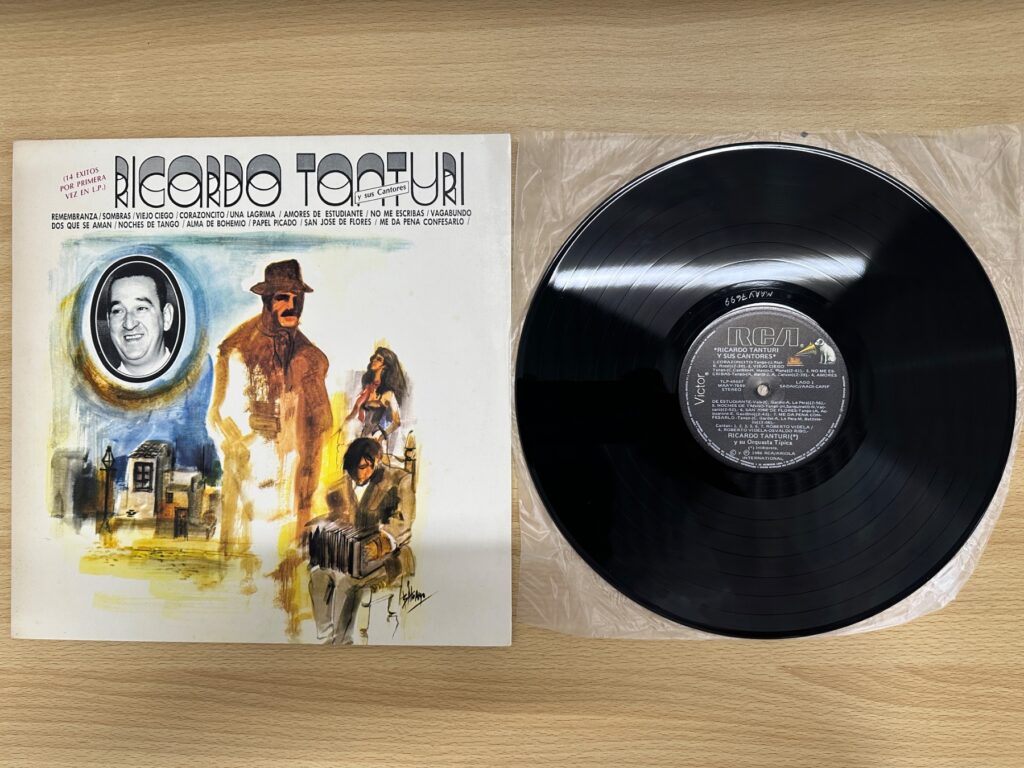 Ricardo Tanturi y sus Cantoresのジャケットと黒いLPレコードが木製の机に並べられている