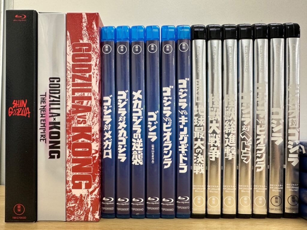 ゴジラ関連のBlu-ray・4K Ultra HDスチールブックが並んでいる様子