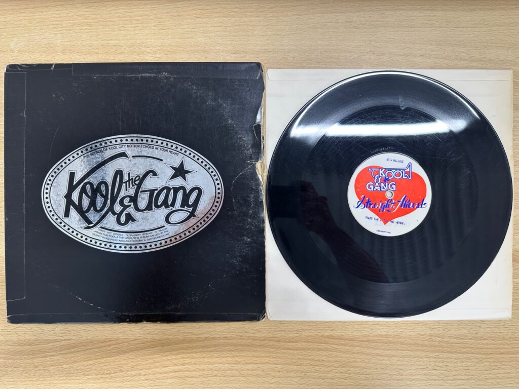 Kool & The Gang『Straight Ahead』のレコード盤と、傷みの目立つジャケット