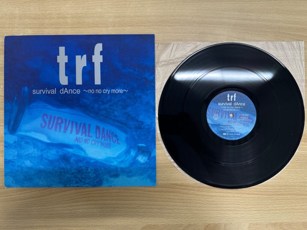 TRF「survival dAnce ~no no cry more~」のジャケットとレコード盤。レーベルに「PROMOTION USE ONLY」とある見本盤。