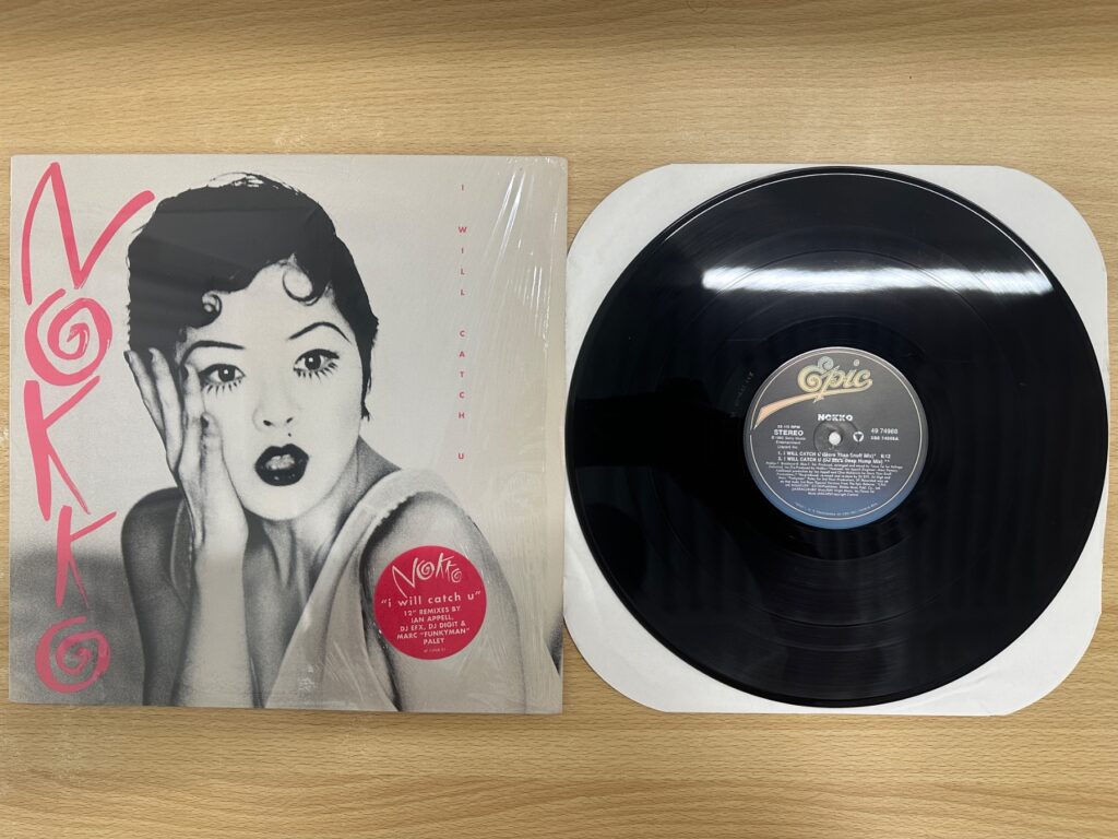 KOTO「I Will Catch U」の12インチレコード。ジャケットと黒いレコード盤が並べて写っている。