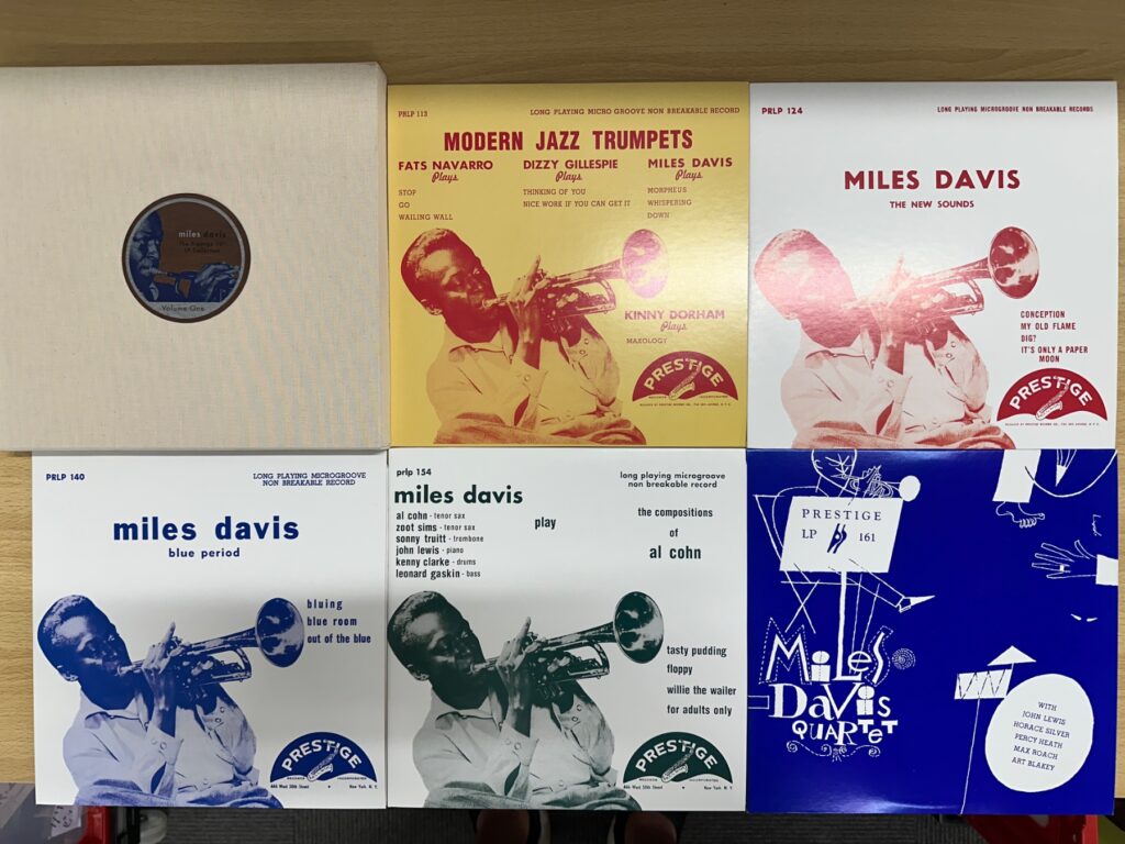 マイルス・デイヴィスのジャズLPジャケットが並んでいる