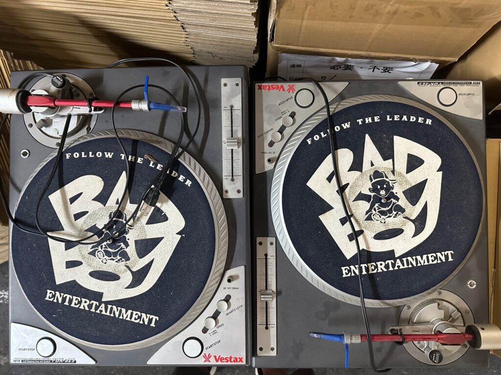 DJ用ターンテーブル2台と針が並んだ写真