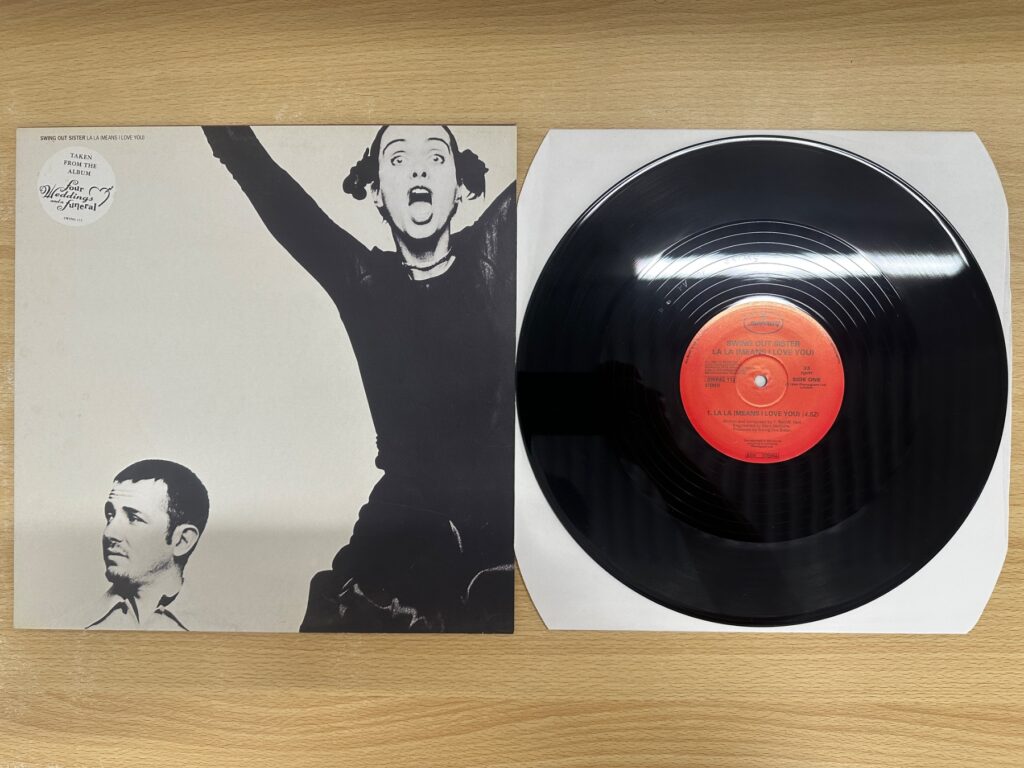 Swing Out Sister「LA LA (MEANS I LOVE YOU)」のジャケットと黒い12インチレコード