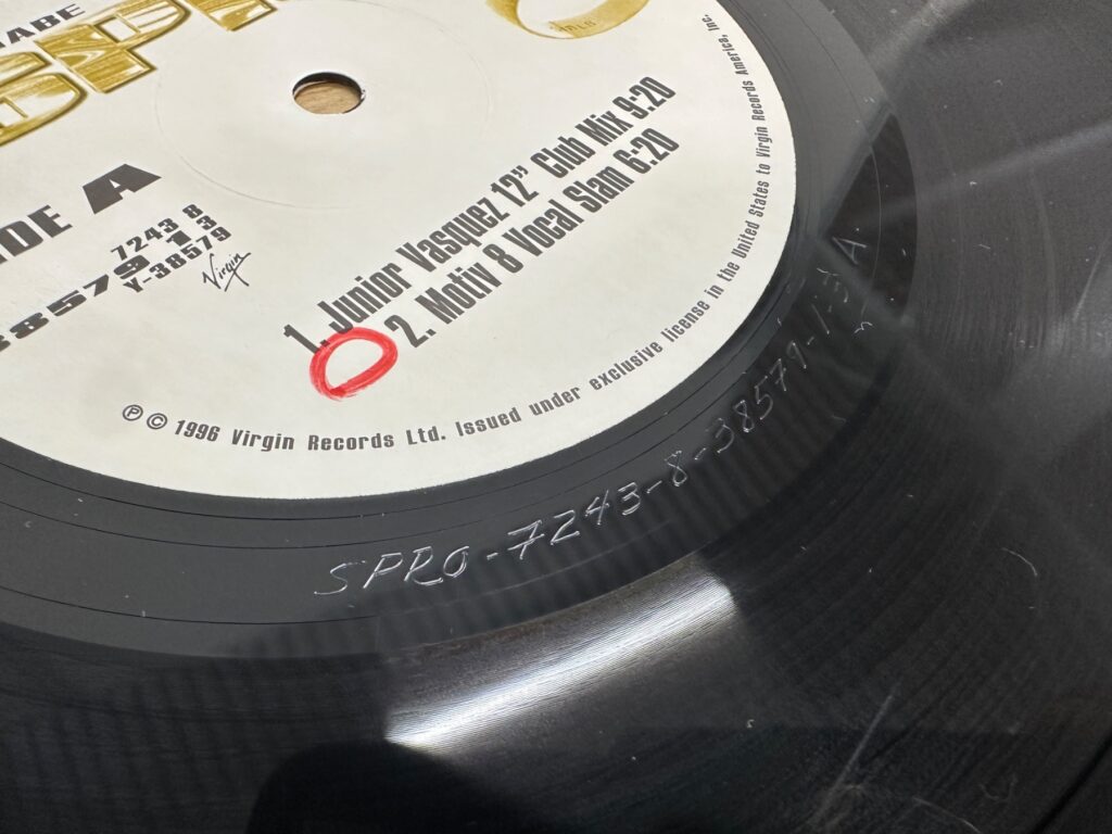 Junior Vasquezの12インチレコードのラベル面。曲名やVirgin Recordsの表記、盤面の書き込みが見える。