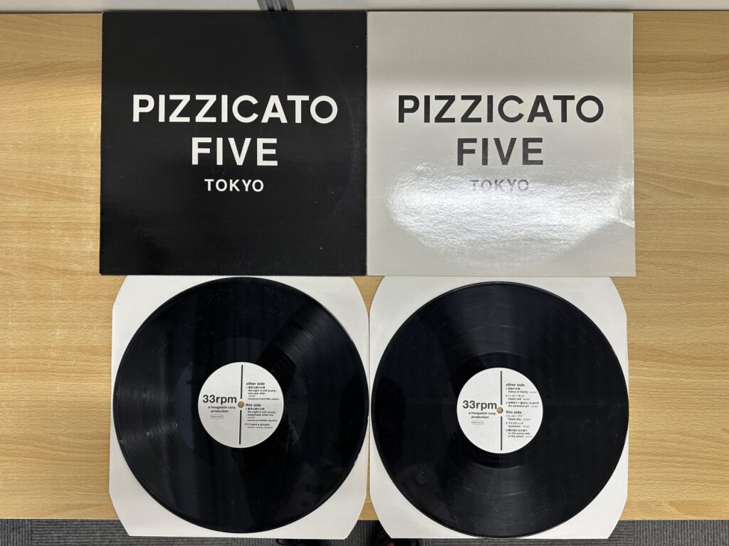 PIZZICATO FIVE『TOKYO』の黒と白のジャケット、レコード2枚を並べた写真