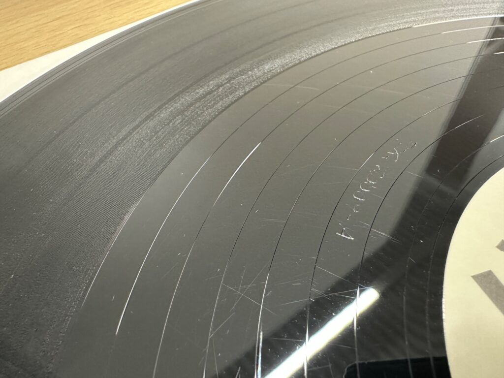 レコード盤面に多数の細かな傷と擦れが見られる