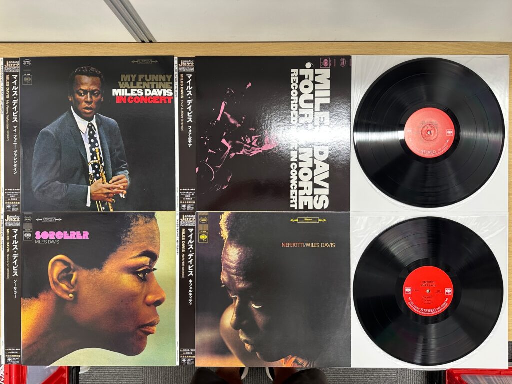 マイルス・デイヴィスのジャズLP4枚とレコード盤の写真