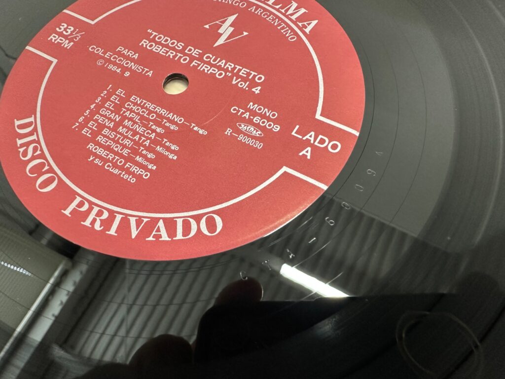 赤いラベルのアルゼンチンタンゴLP「Todos de Cuarteto Roberto Firpo Vol. 4」（CTA-6009）許容されるべきか maybe no. Need exact only. Japanese. Ensure label title perhaps image says "TODOS DE CUARTETO ROBERTO FIRPO Vol.4", artist. Could say 盤面. 48 chars