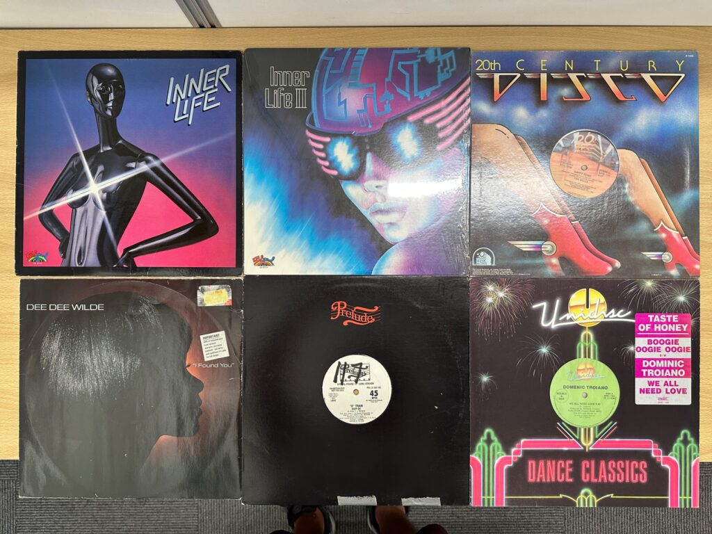 ソウルやディスコ系のレコードジャケット6枚を床に並べた様子。Inner Life、Dee Dee Wilde、Preludeなどのタイトルが見える。