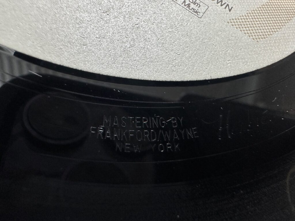 レコード盤の内周に「MASTERING BY FRANKFORD/WAYNE NEW YORK」と刻印されている。