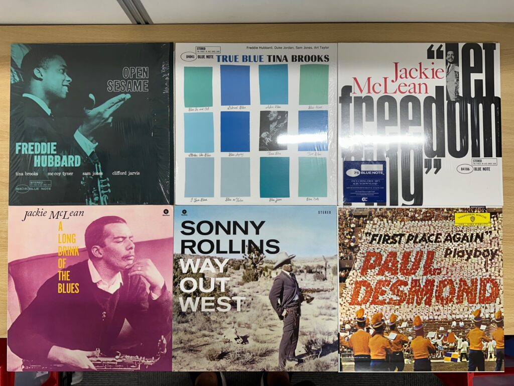 ジャズのLPジャケット6枚のコレクション。Blue NoteやSonny Rollinsなどのアルバムが並ぶ
