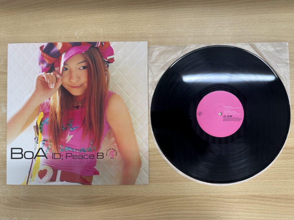 BoA『PEACE B』の12インチレコード。女性のジャケット写真とピンクのレーベルの黒いレコード。