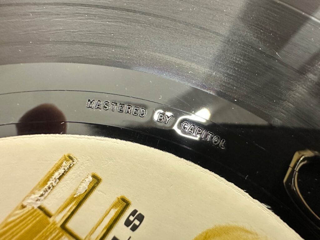 レコード盤の内周に「MASTERED BY CAPITOL」と刻印されている様子ಿಕ್ಷ