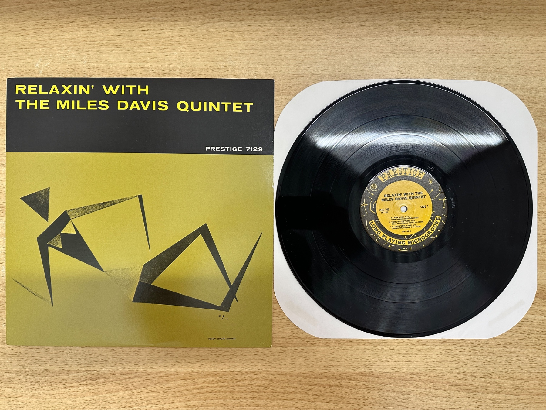 Miles Davis Quintet『Relaxin’』のジャケットとレコード盤（OJC-190）