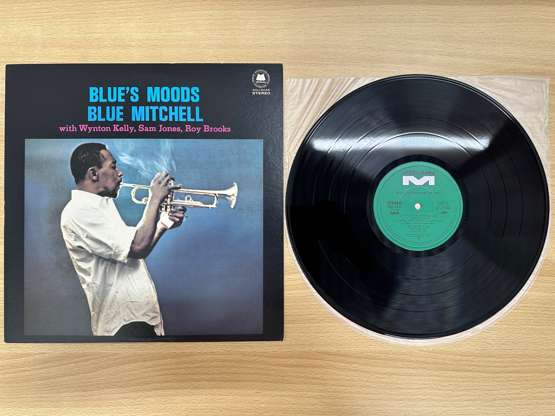 Blue Mitchell『Blue’s Moods』のジャケットとレコード盤を並べた写真
