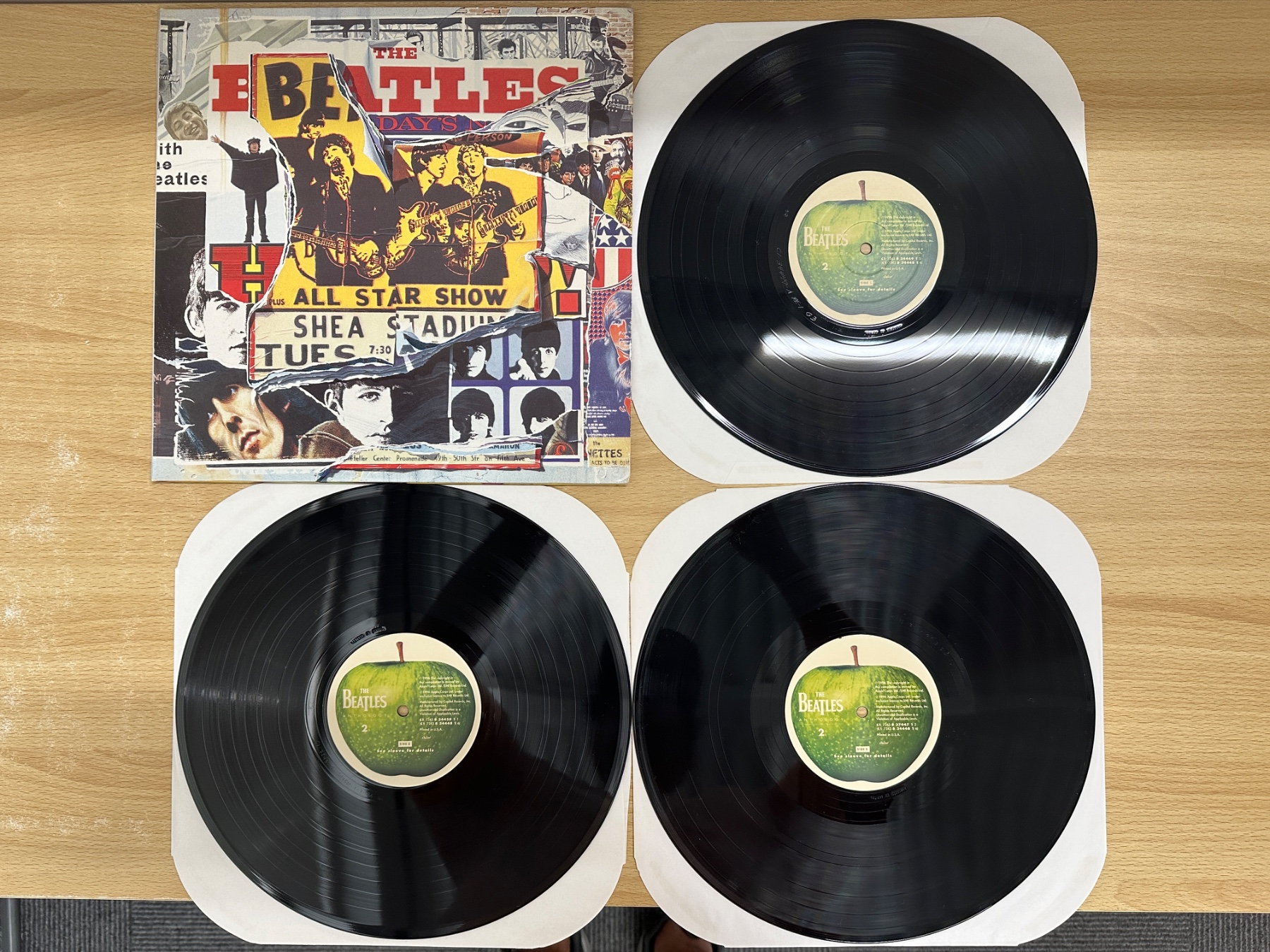 ビートルズ『Anthology 2』のLPレコード3枚とジャケットを木製テーブルに並べた写真