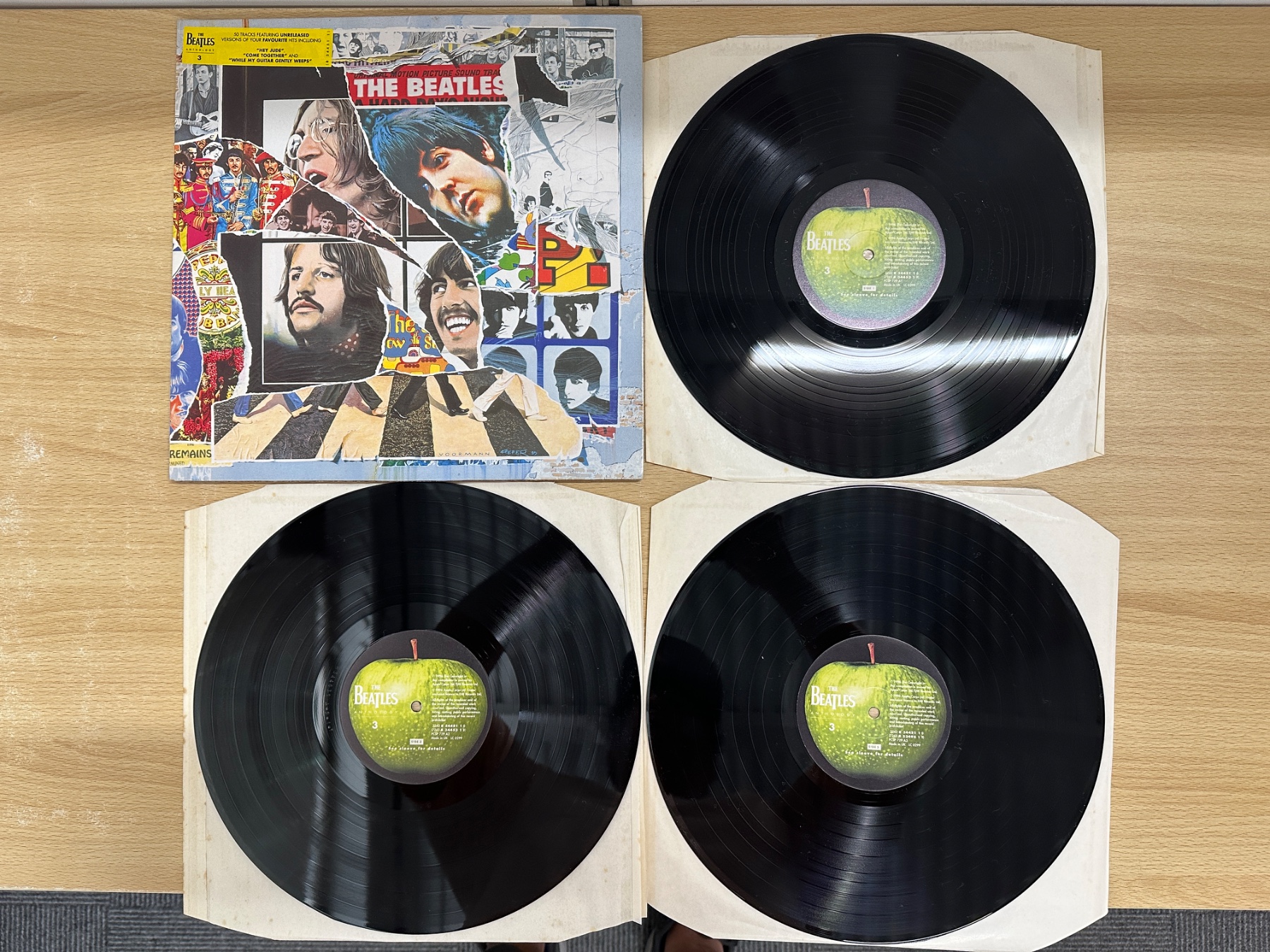 ビートルズ『Anthology 3』のジャケットと3枚のLPレコードが木製の台に並べられている