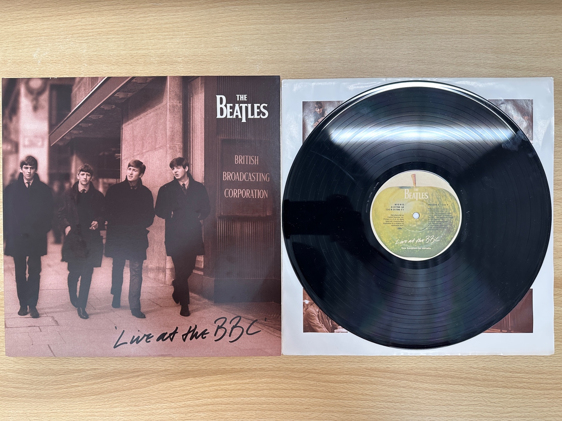 The Beatles『Live At The BBC』のジャケットとレコード盤