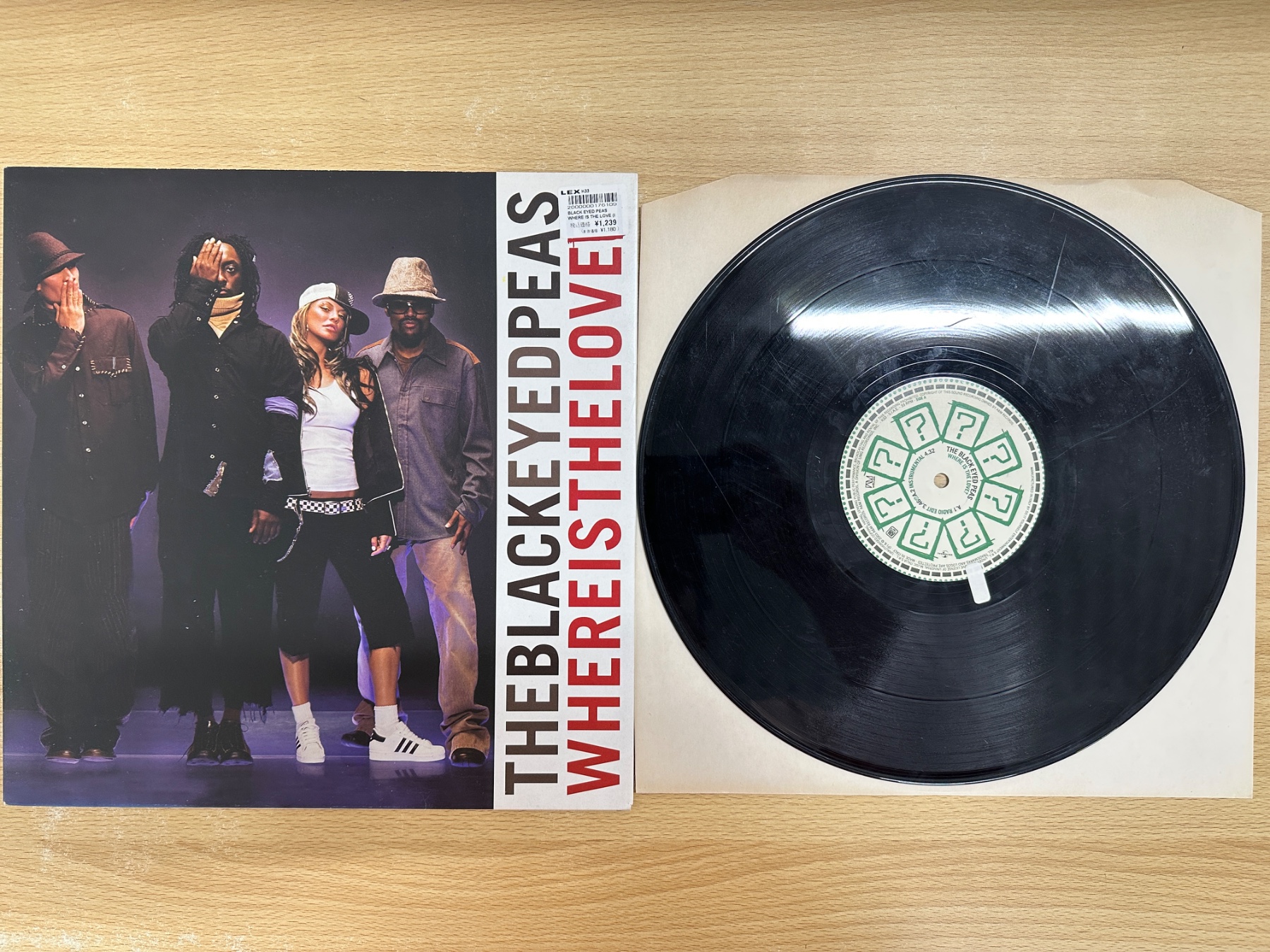 The Black Eyed Peas『Where Is the Love?』のジャケットと、擦り傷のあるレコード盤