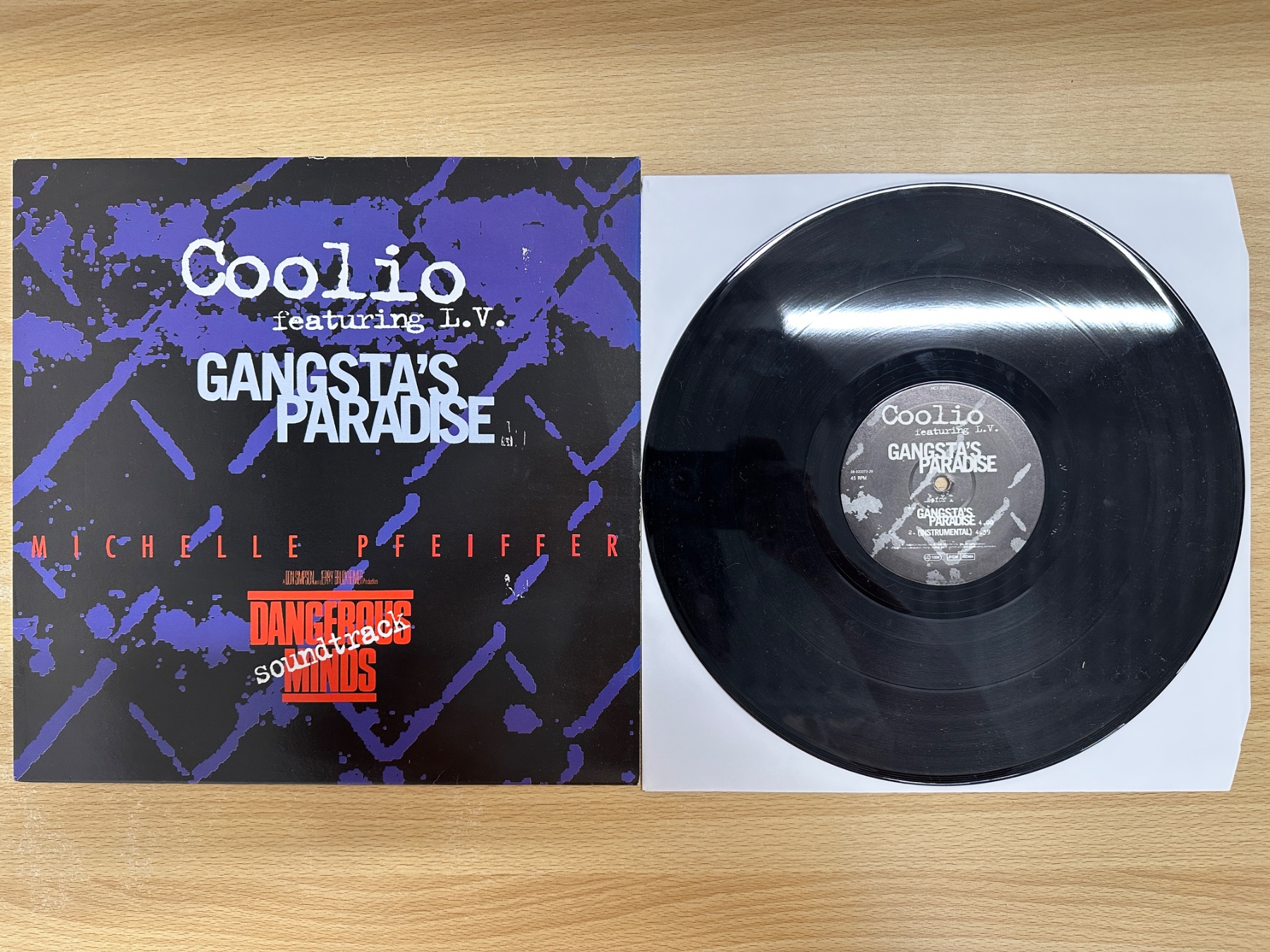 Coolio featuring L.V.「Gangsta's Paradise」のレコード盤とジャケット。映画『Dangerous Minds』の文字が見える。