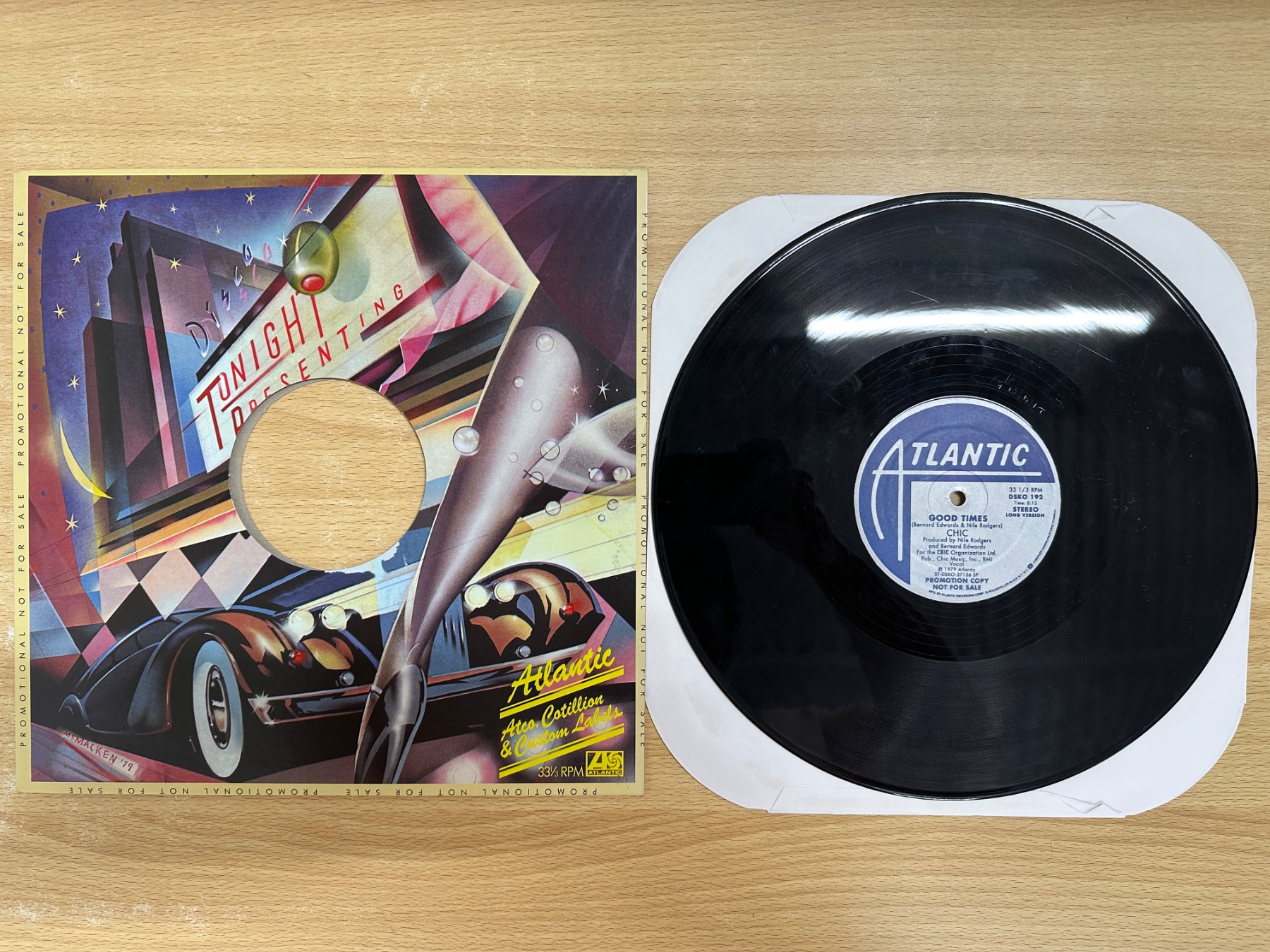 Chic「Good Times」のプロモーション盤レコード。ジャケットとレコード盤が並べて置かれている。