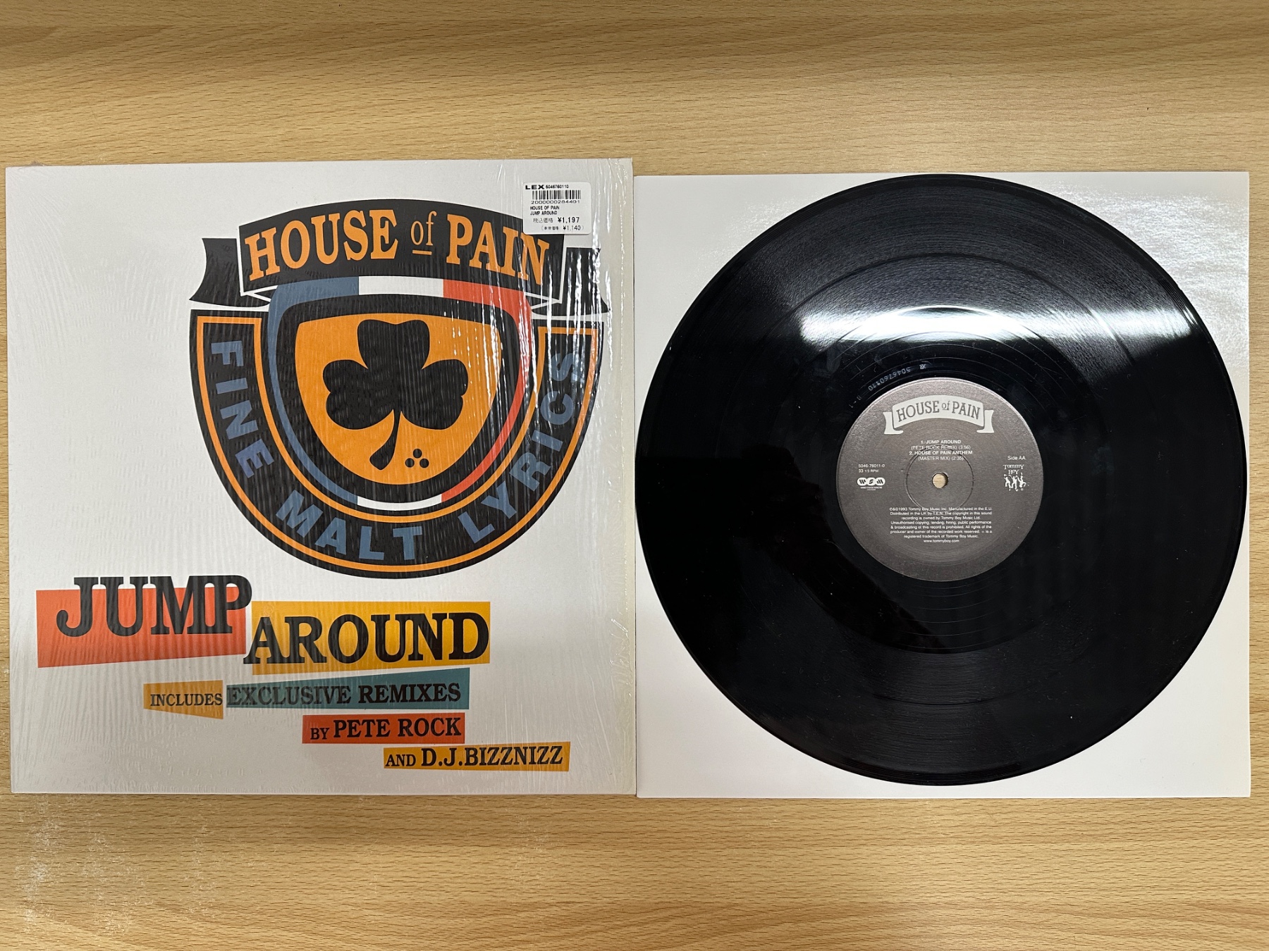 House of Pain『Jump Around』のジャケットと、傷のあるレコード盤