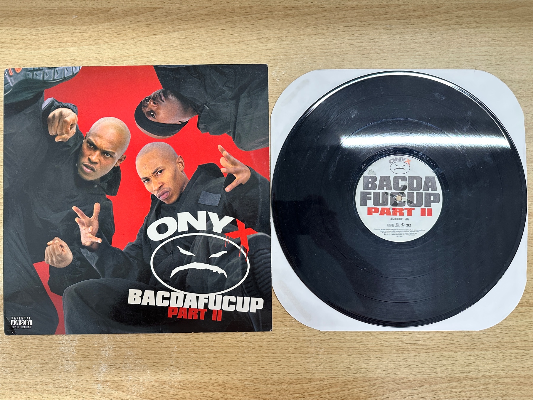Onyx『Bacdafucup Part II』のジャケットと、盤面に擦り傷のあるレコード