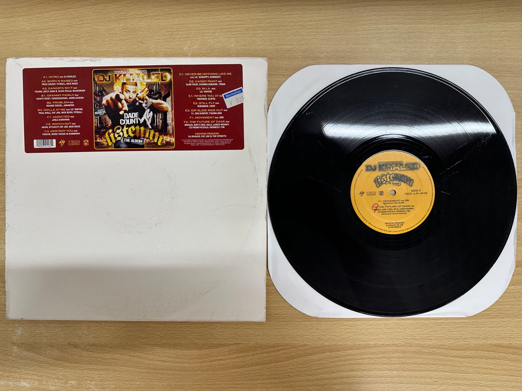 DJ Khaled『Listennn… The Album』のレコード盤とジャケットが並べられている。