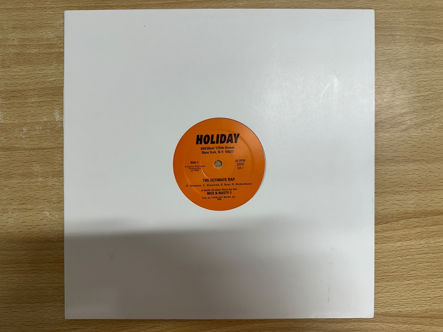 白いスリーブに入ったNice & Nasty 3『The Ultimate Rap』の12インチレコード。オレンジ色のラベルに「HOLIDAY」と記載。